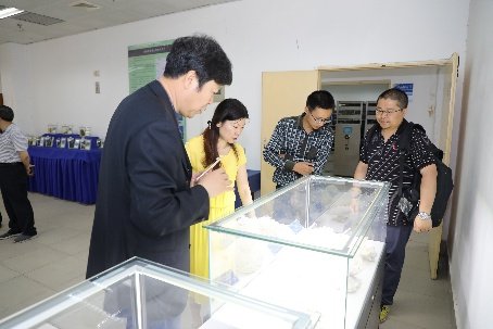 对出席会议的各位院士