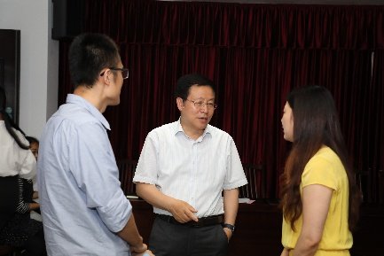 实验室主任余克服教授从实验室建设