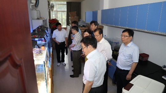自治区科技厅基础研究处处长蒙福贵代表